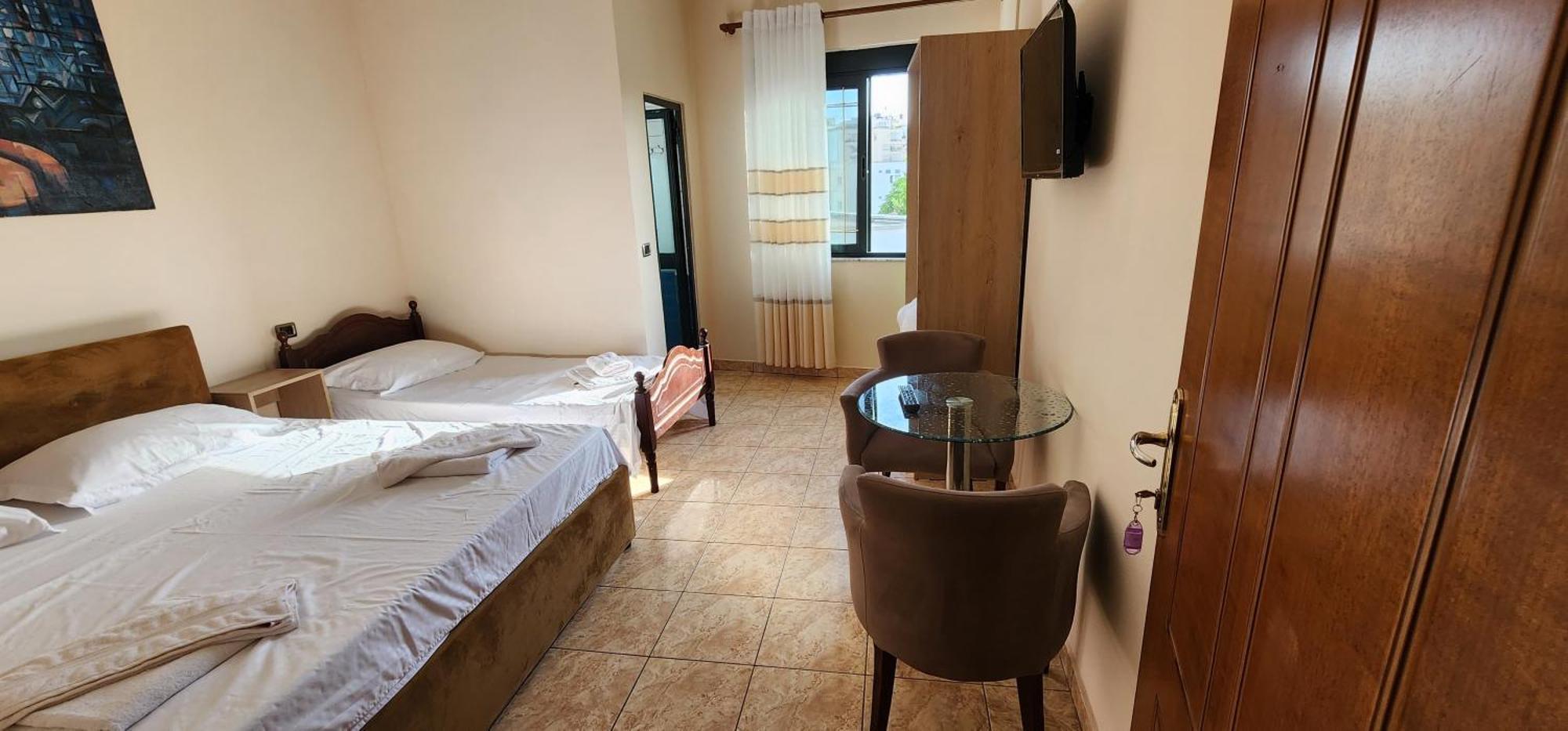 Hotel La Villa Tirana Exteriör bild
