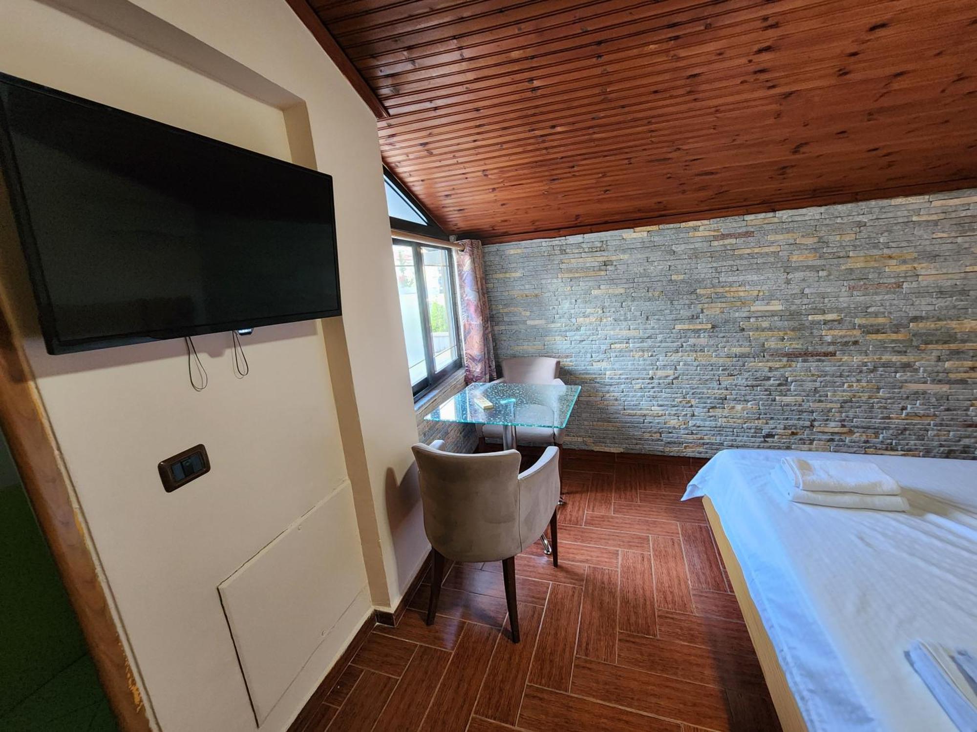 Hotel La Villa Tirana Exteriör bild