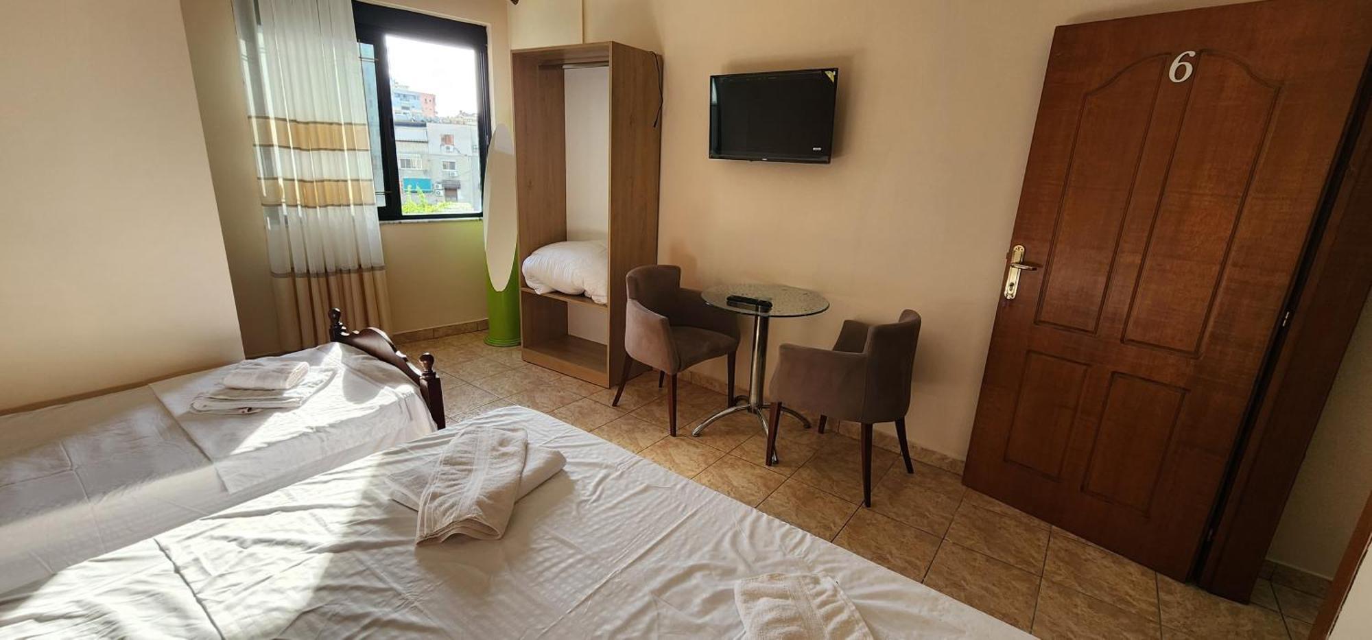 Hotel La Villa Tirana Exteriör bild
