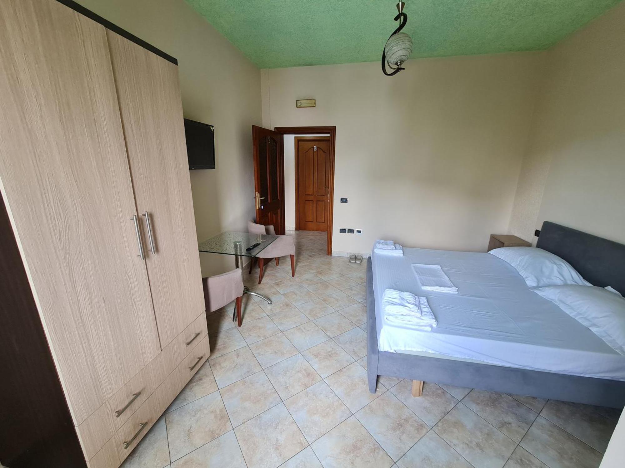 Hotel La Villa Tirana Exteriör bild