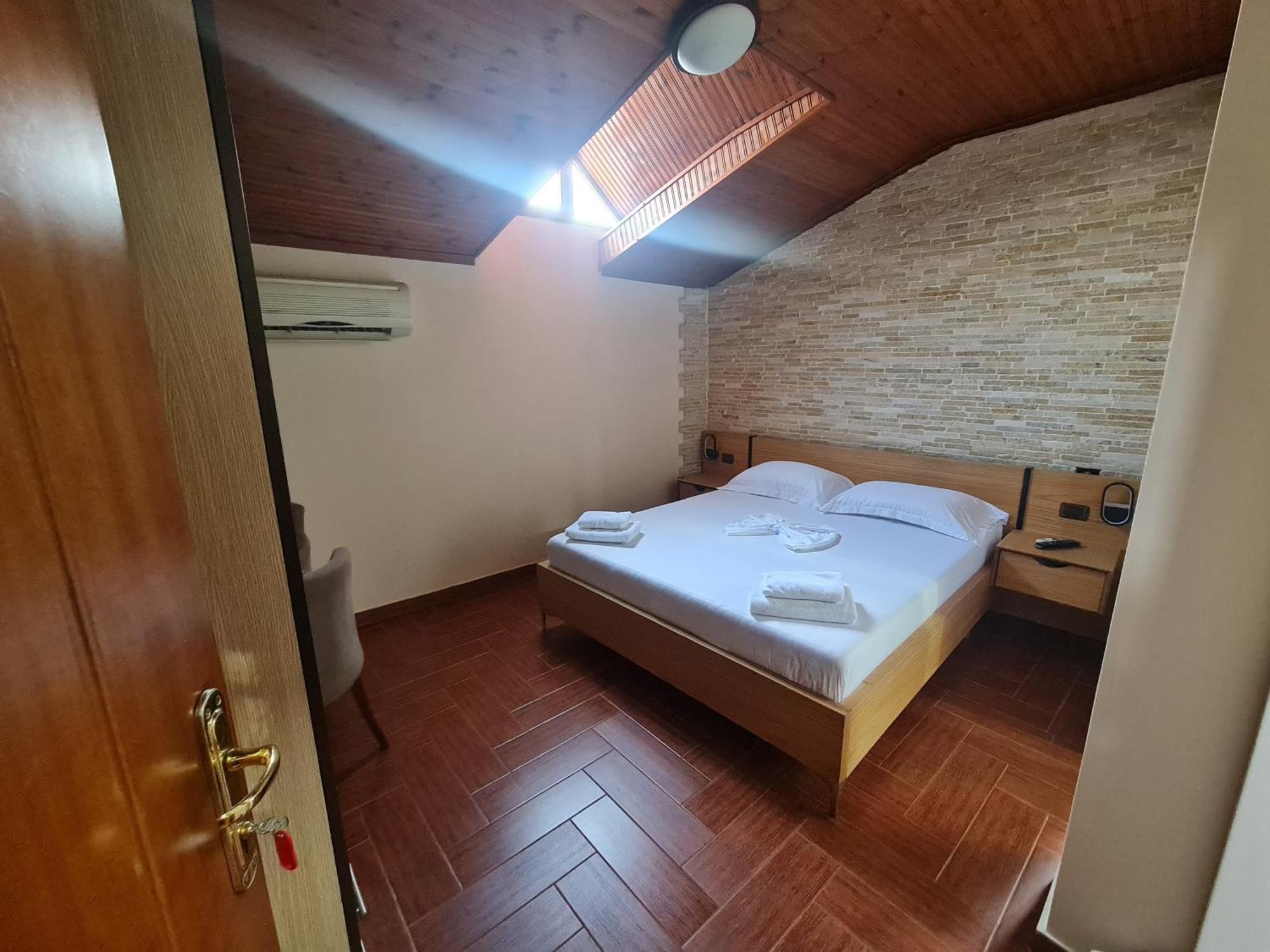 Hotel La Villa Tirana Exteriör bild