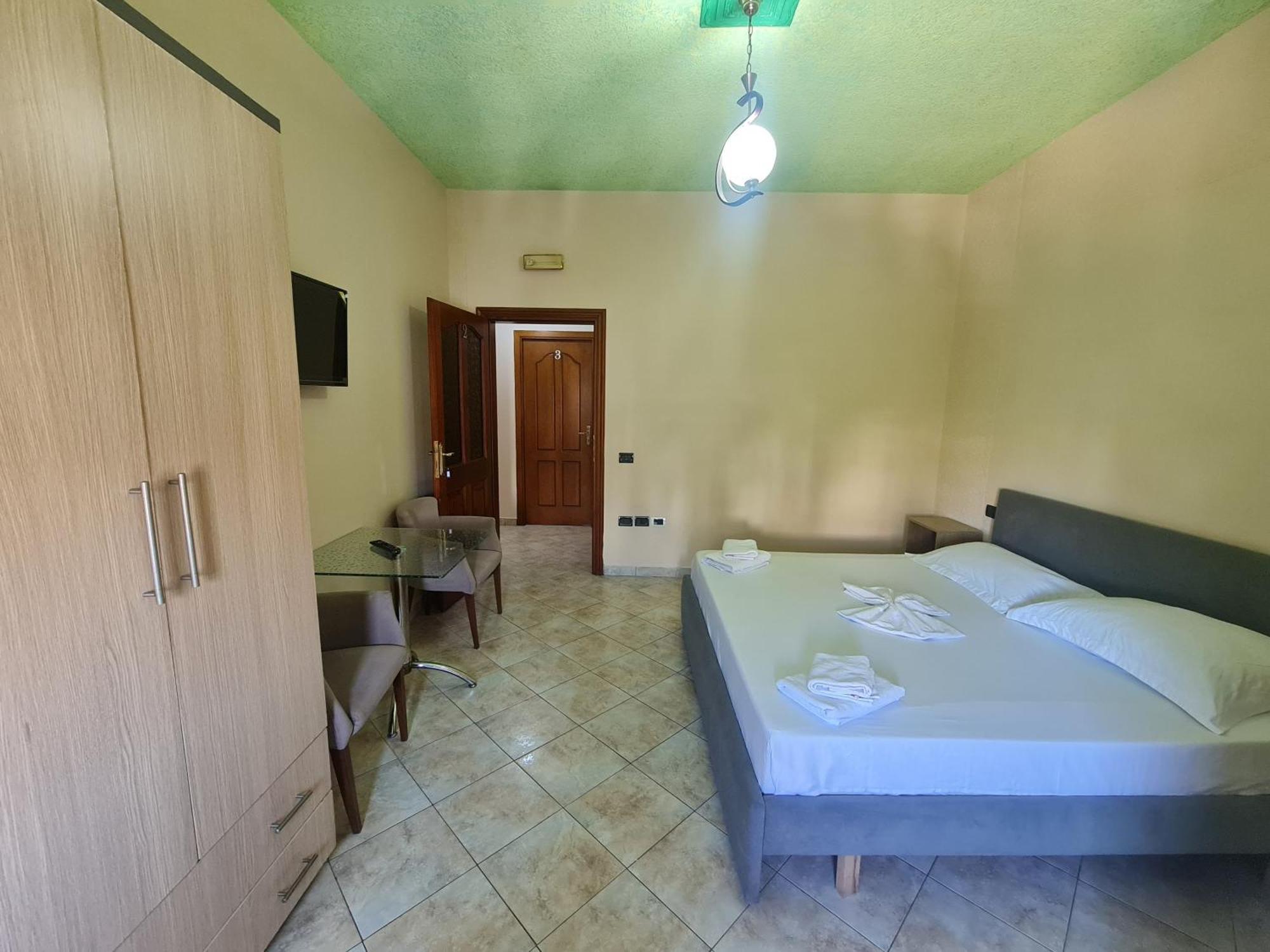 Hotel La Villa Tirana Exteriör bild