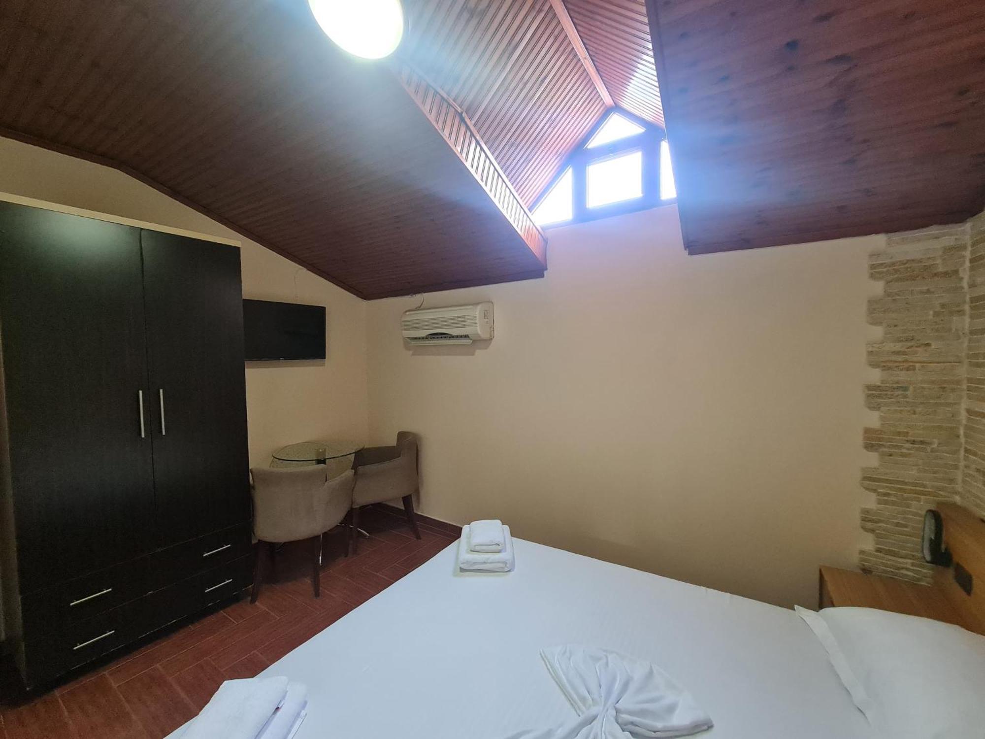 Hotel La Villa Tirana Exteriör bild
