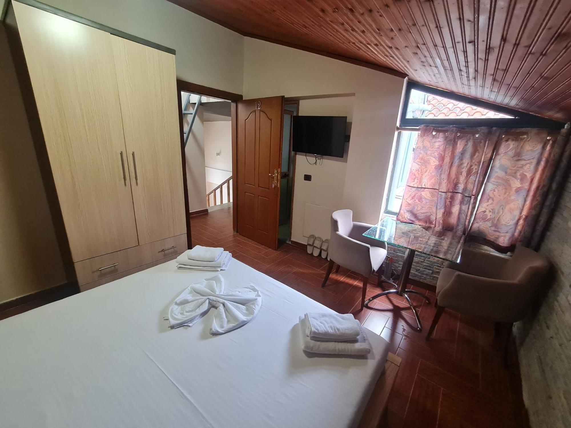 Hotel La Villa Tirana Exteriör bild